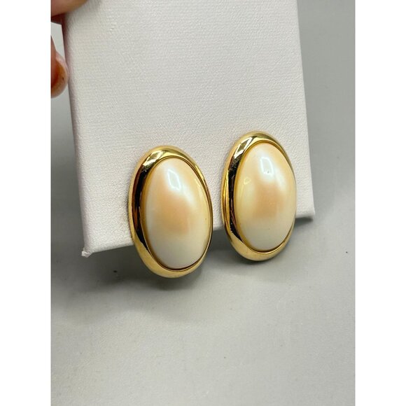 Vintage Richelieu Faux Pearl Oval Clip On Earrings Gold Tone Costume Jewelry - Picture 5 of 8